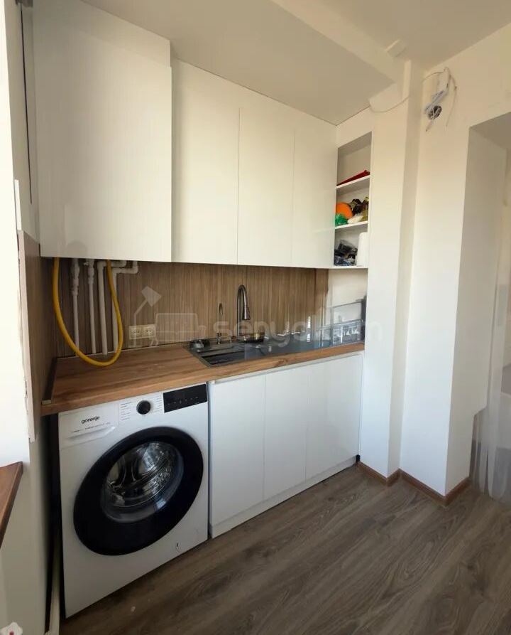 2 Սենյականոց Բնակարան Քարե Շենքում, 48քմ, 5/5 հարկ, Կապիտալ Վերանորոգված