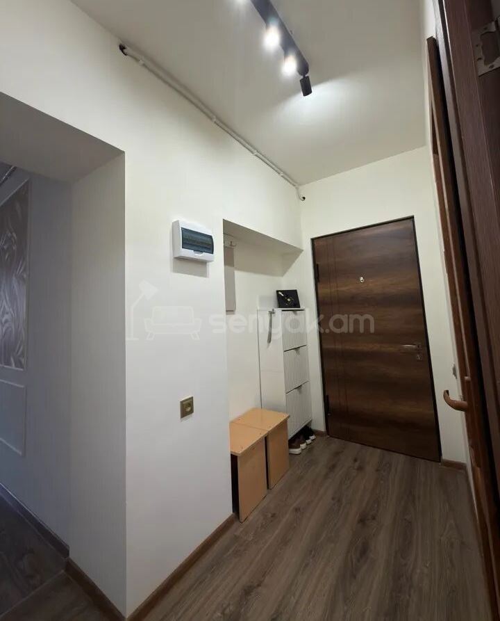 2 Սենյականոց Բնակարան Քարե Շենքում, 48քմ, 5/5 հարկ, Կապիտալ Վերանորոգված