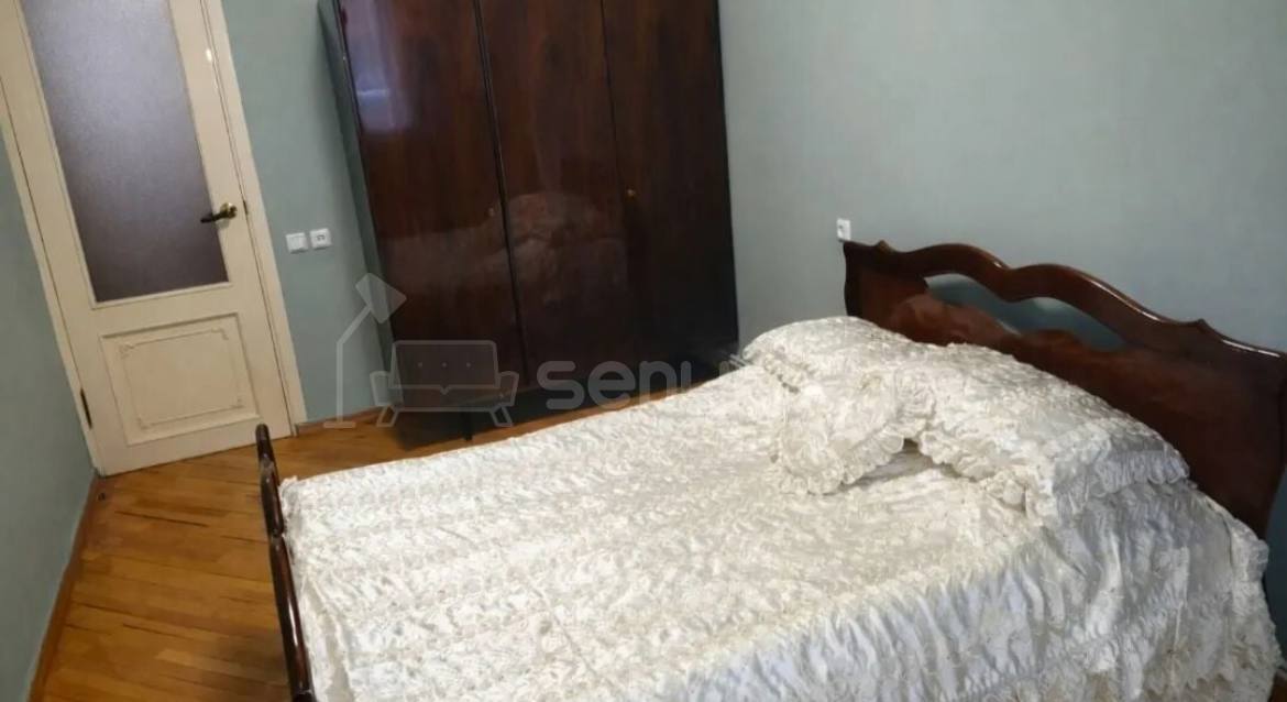 3 Սենյականոց Բնակարան Քարե Շենքում, 80քմ, 1/5 հարկ, Նորմալ Վիճակում, Կահավորված