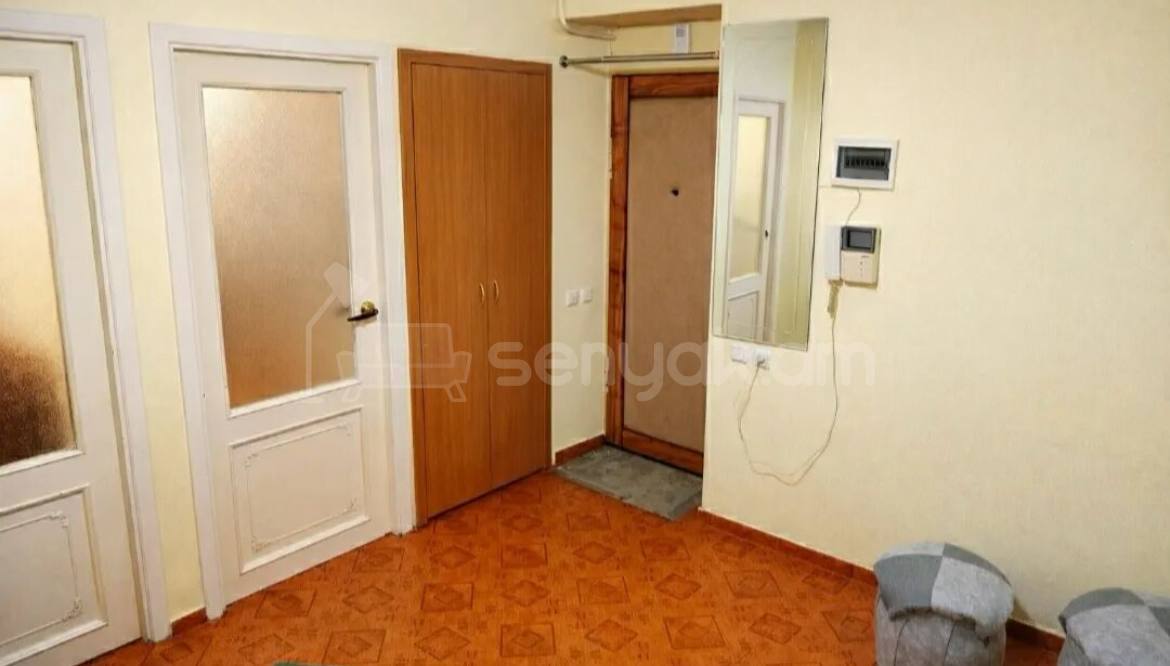 3 Սենյականոց Բնակարան Քարե Շենքում, 80քմ, 1/5 հարկ, Նորմալ Վիճակում, Կահավորված