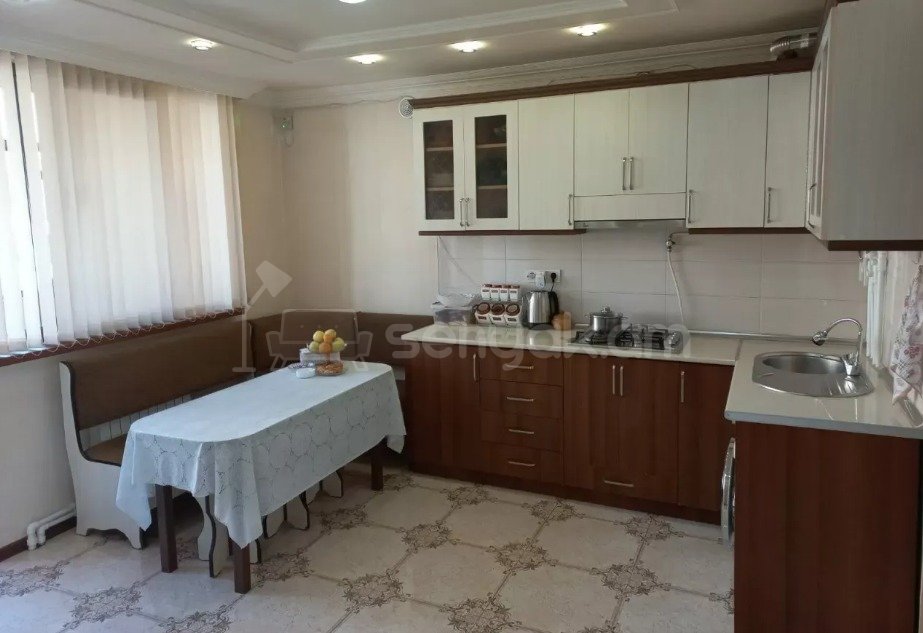 5 Սենյականոց Բնակարան Քարե Շենքում, 125քմ, 4/5 հարկ, Կապիտալ Վերանորոգված