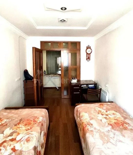 5 Սենյականոց Բնակարան Քարե Շենքում, 125քմ, 4/5 հարկ, Կապիտալ Վերանորոգված