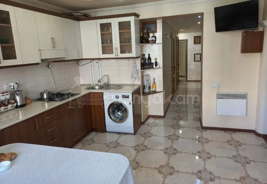 5 Սենյականոց Բնակարան Քարե Շենքում, 125քմ, 4/5 հարկ, Կապիտալ Վերանորոգված