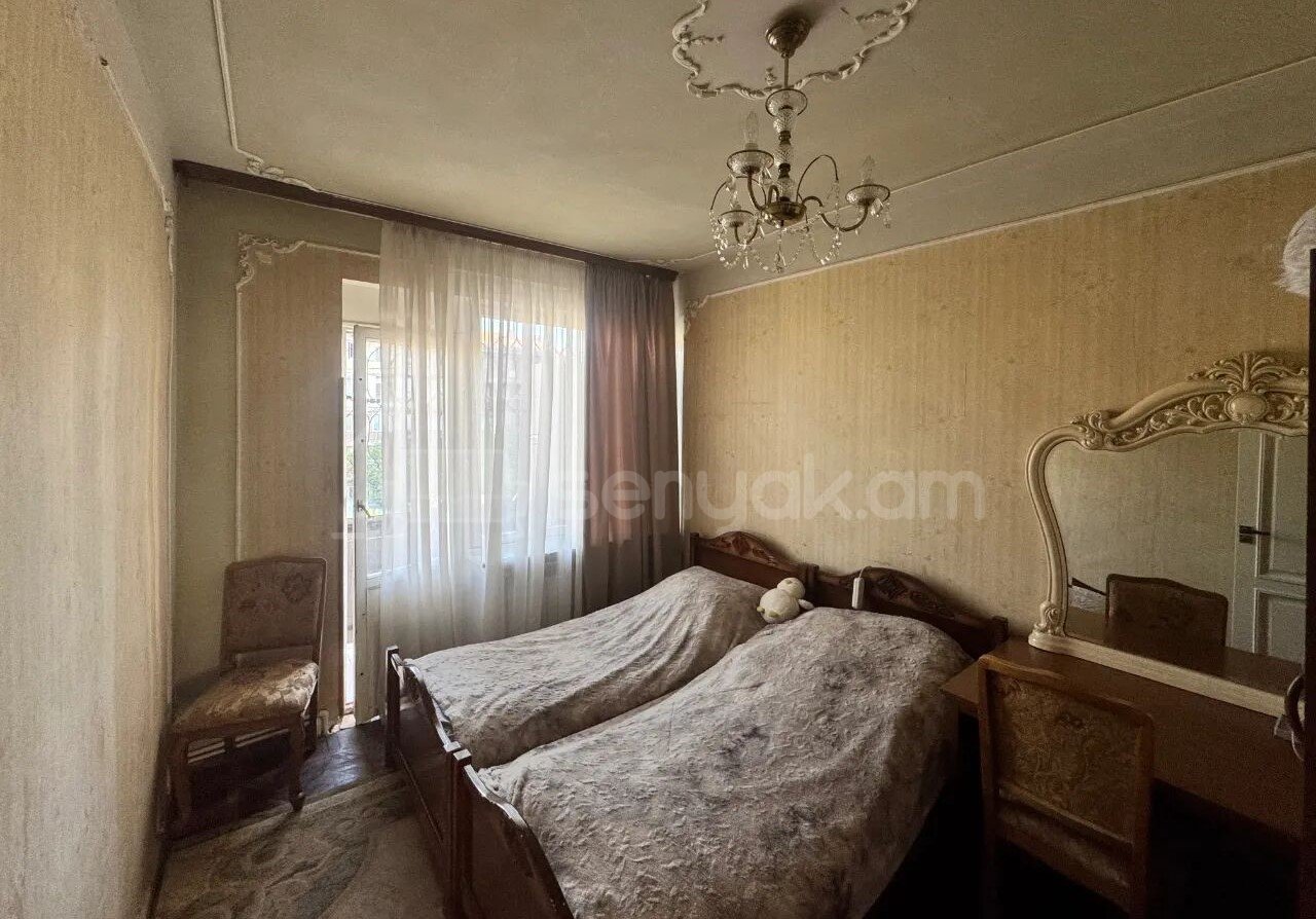 4 Սենյականոց Բնակարան Քարե Շենքում, 100քմ, 3/5 հարկ, Կապիտալ Վերանորոգված