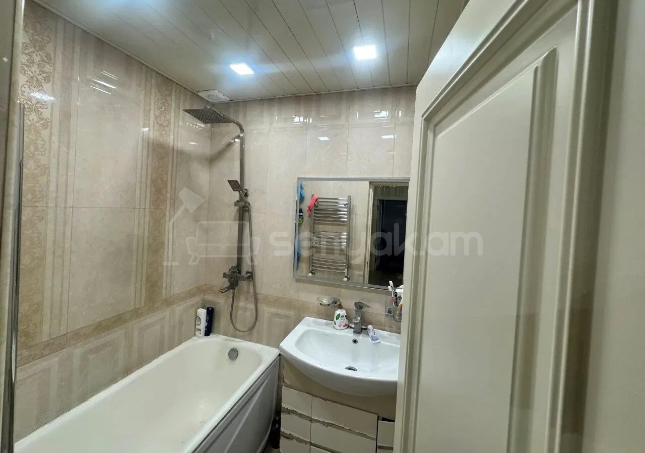 4 Սենյականոց Բնակարան Քարե Շենքում, 100քմ, 3/5 հարկ, Կապիտալ Վերանորոգված