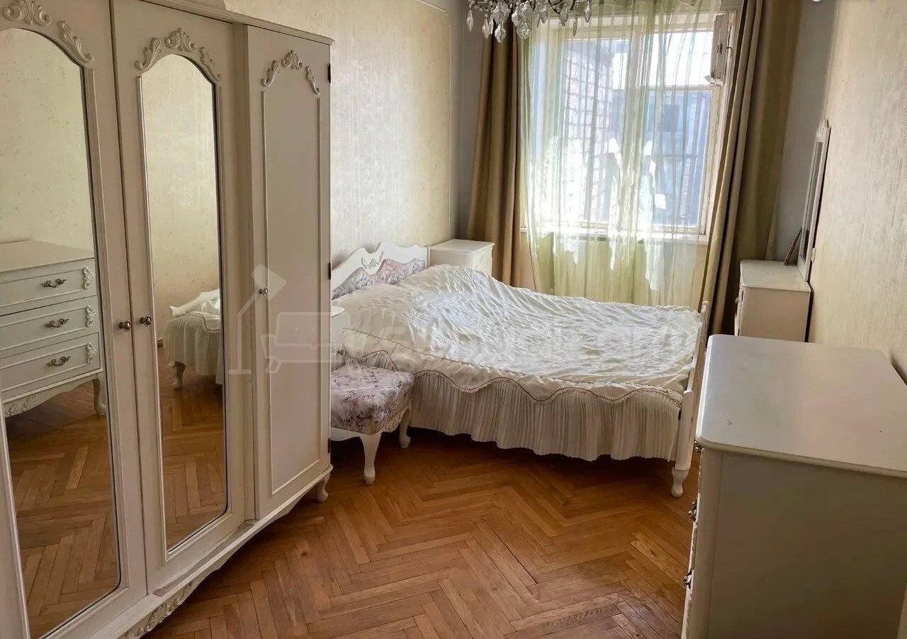 4 Սենյականոց Բնակարան Քարե Շենքում, 101քմ, 4/5 հարկ, Նորմալ Վիճակում