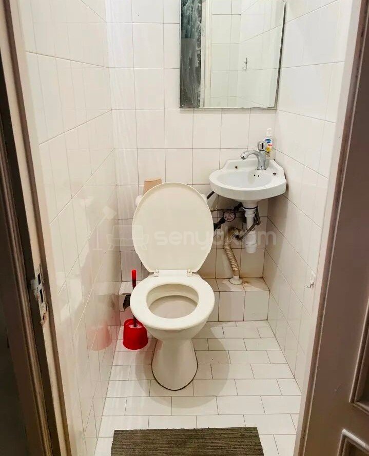 4 Սենյականոց Բնակարան Քարե Շենքում, 101քմ, 4/5 հարկ, Նորմալ Վիճակում