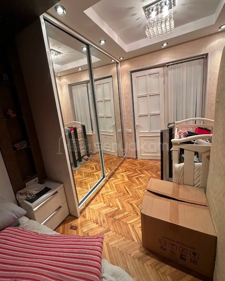 4 Սենյականոց Բնակարան Քարե Շենքում, 101քմ, 4/5 հարկ, Նորմալ Վիճակում