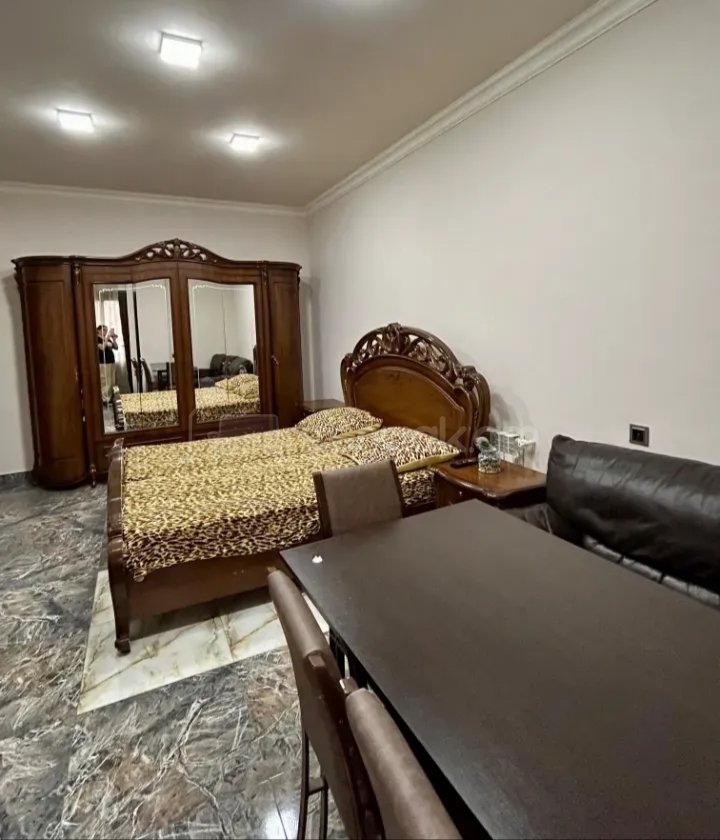 1 Սենյականոց Բնակարան Քարե Շենքում, 42քմ, 1/1 հարկ, Նորմալ Վիճակում, Կահավորված