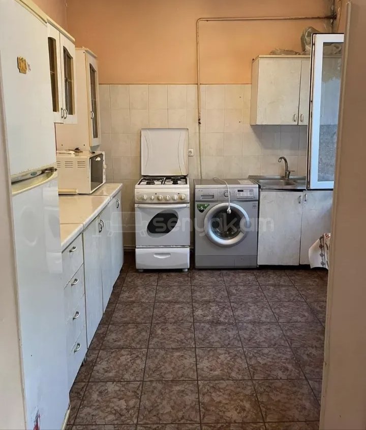 3 Սենյականոց Բնակարան Քարե Շենքում, 74քմ, 1/1 հարկ, Նորմալ Վիճակում, Կահավորված, Արևկող