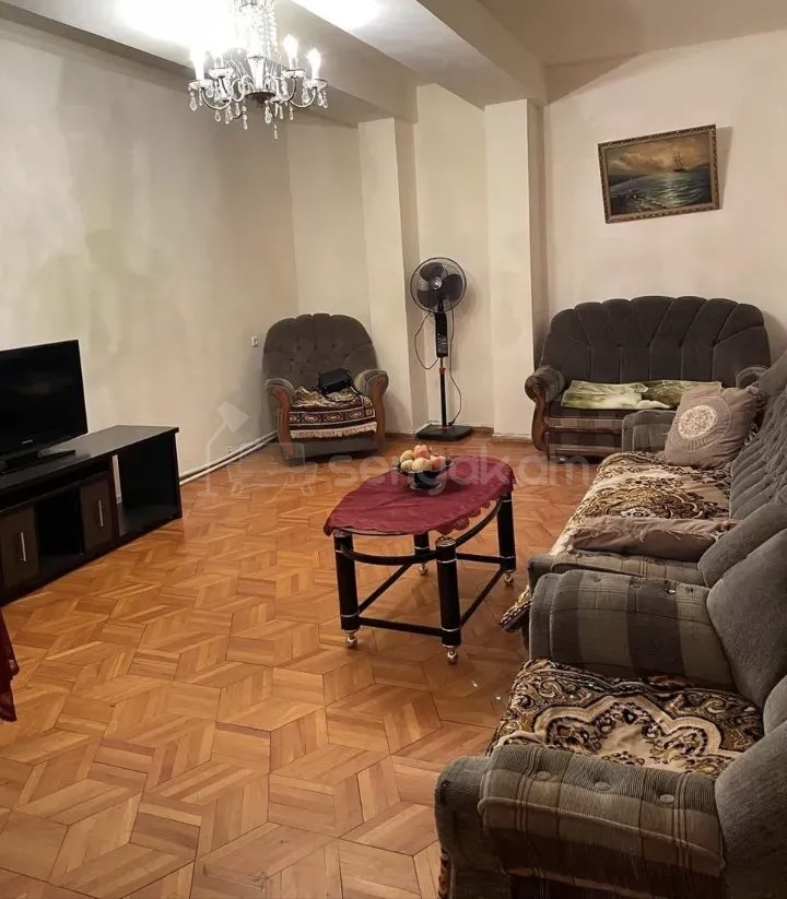 3 Սենյականոց Բնակարան Քարե Շենքում, 74քմ, 1/1 հարկ, Նորմալ Վիճակում, Կահավորված, Արևկող