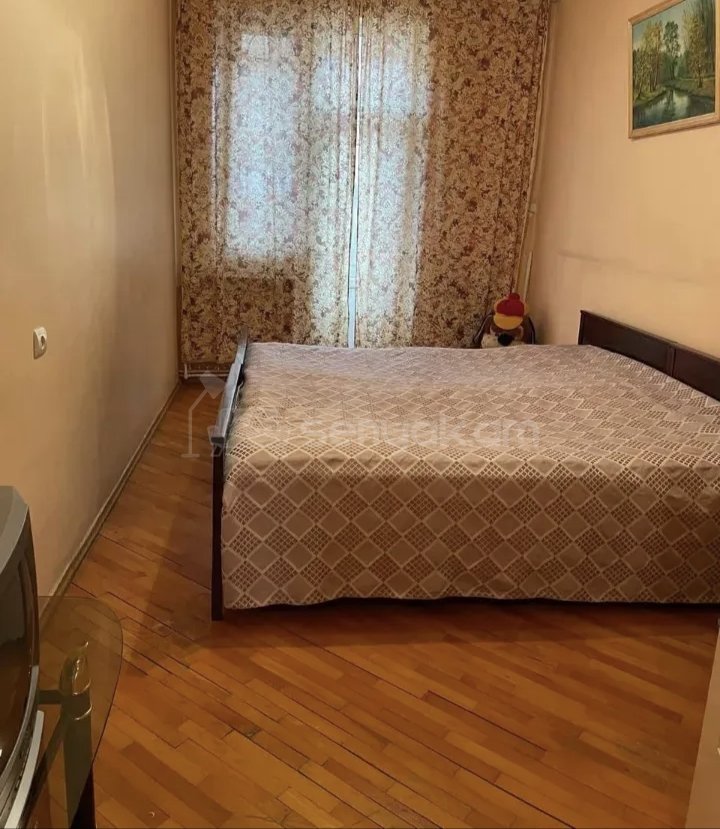 3 Սենյականոց Բնակարան Քարե Շենքում, 74քմ, 1/1 հարկ, Նորմալ Վիճակում, Կահավորված, Արևկող