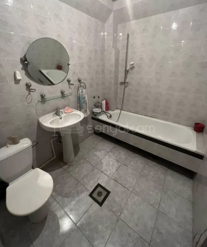 3 Սենյականոց Բնակարան Քարե Շենքում, 74քմ, 1/1 հարկ, Նորմալ Վիճակում, Կահավորված, Արևկող