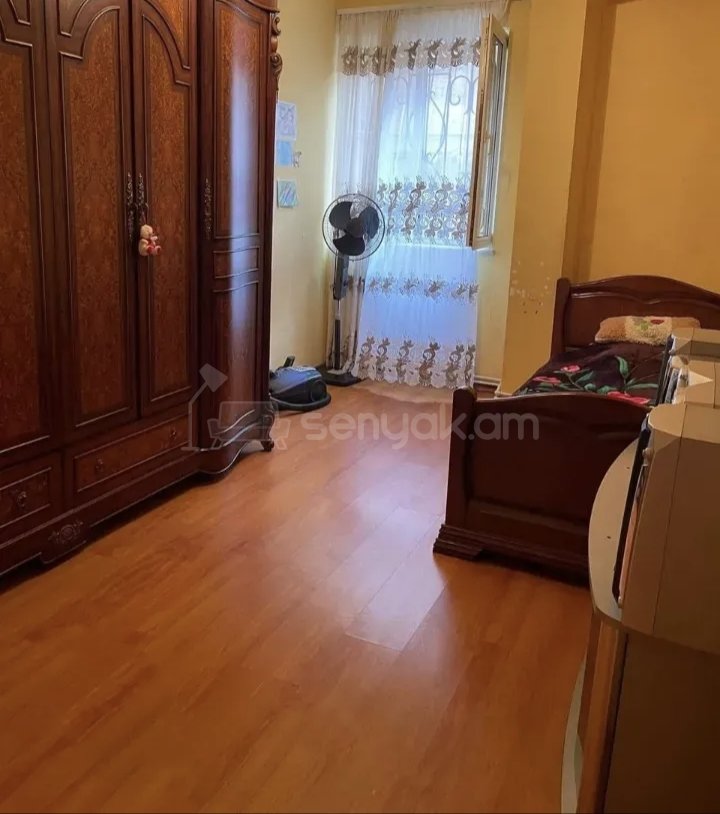 3 Սենյականոց Բնակարան Քարե Շենքում, 74քմ, 1/1 հարկ, Նորմալ Վիճակում, Կահավորված, Արևկող