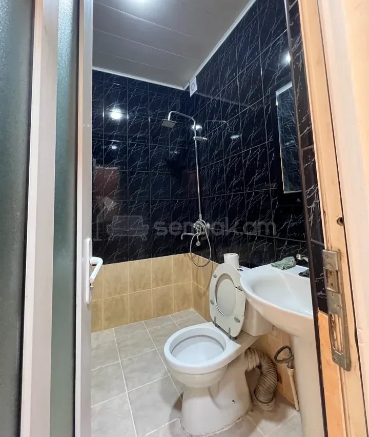 1 Սենյականոց Բնակարան Քարե Շենքում, 42քմ, 1/1 հարկ, Նորմալ Վիճակում, Կահավորված