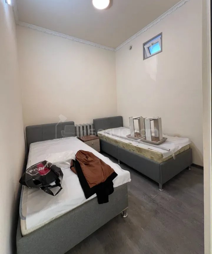 1 Սենյականոց Բնակարան Քարե Շենքում, 42քմ, 1/1 հարկ, Նորմալ Վիճակում, Կահավորված