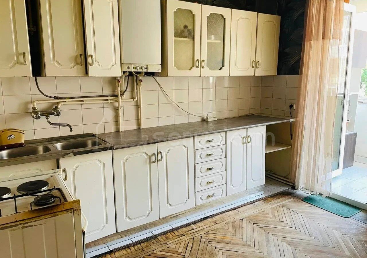 4 Սենյականոց Բնակարան Քարե Շենքում, 101քմ, 4/5 հարկ, Նորմալ Վիճակում