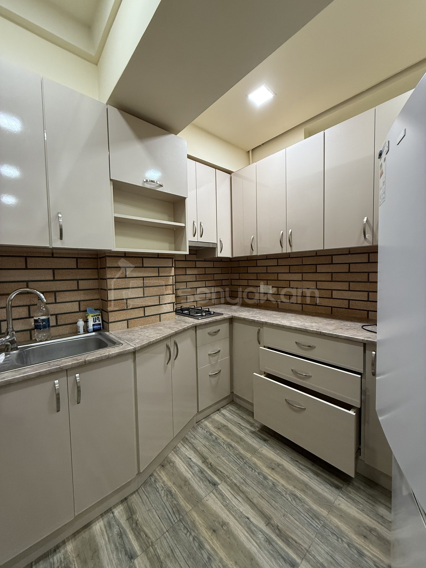 2 Սենյականոց Բնակարան, 42քմ, 2/9 հարկ, Կապիտալ Վերանորոգված, Կահավորված, Արևկող