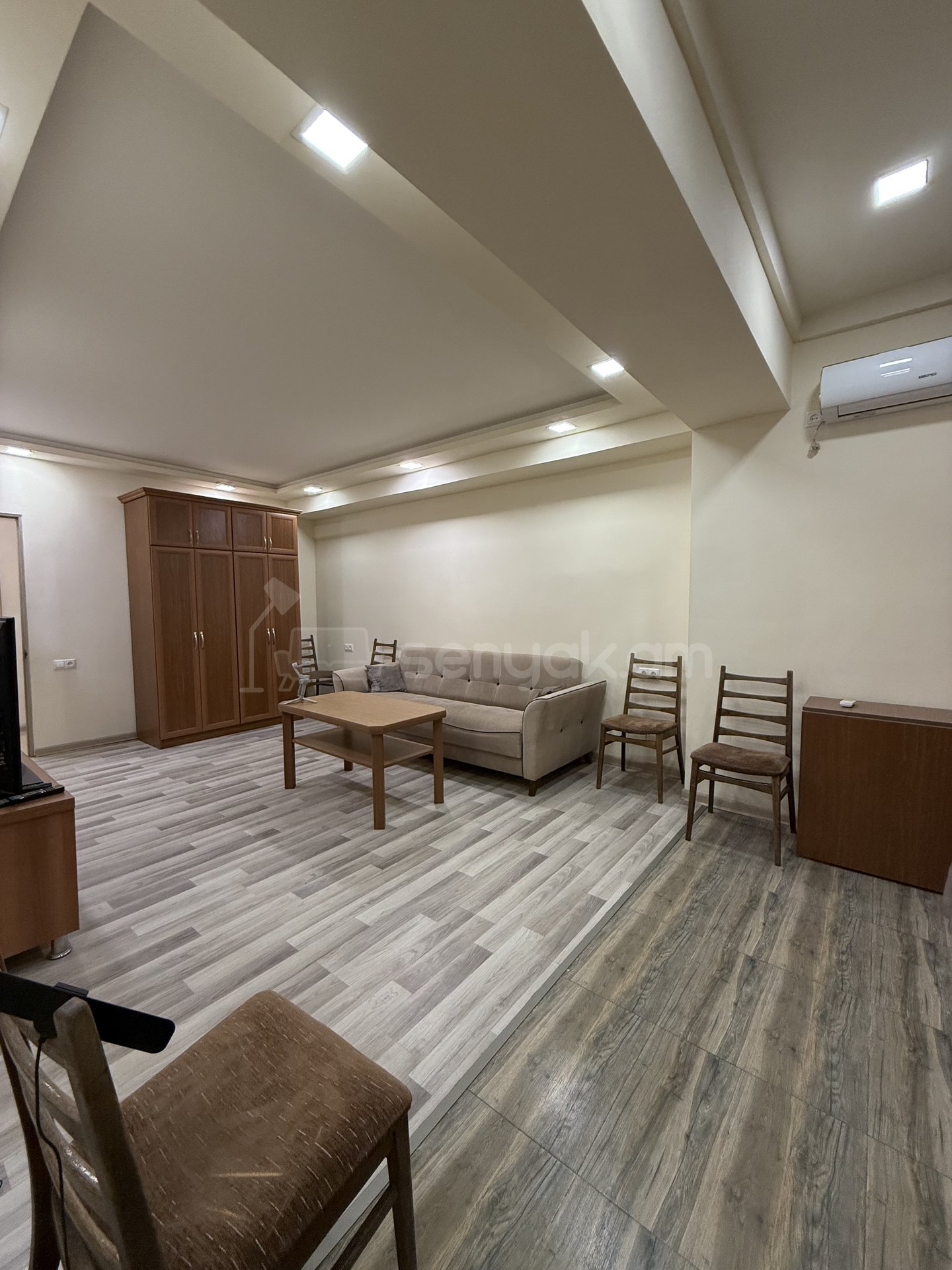 2 Սենյականոց Բնակարան, 42քմ, 2/9 հարկ, Կապիտալ Վերանորոգված, Կահավորված, Արևկող