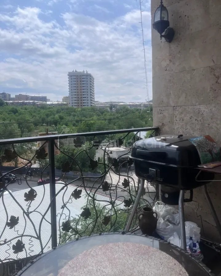 3 Սենյականոց Բնակարան Քարե Շենքում, 63քմ, 5/5 հարկ, Կապիտալ Վերանորոգված