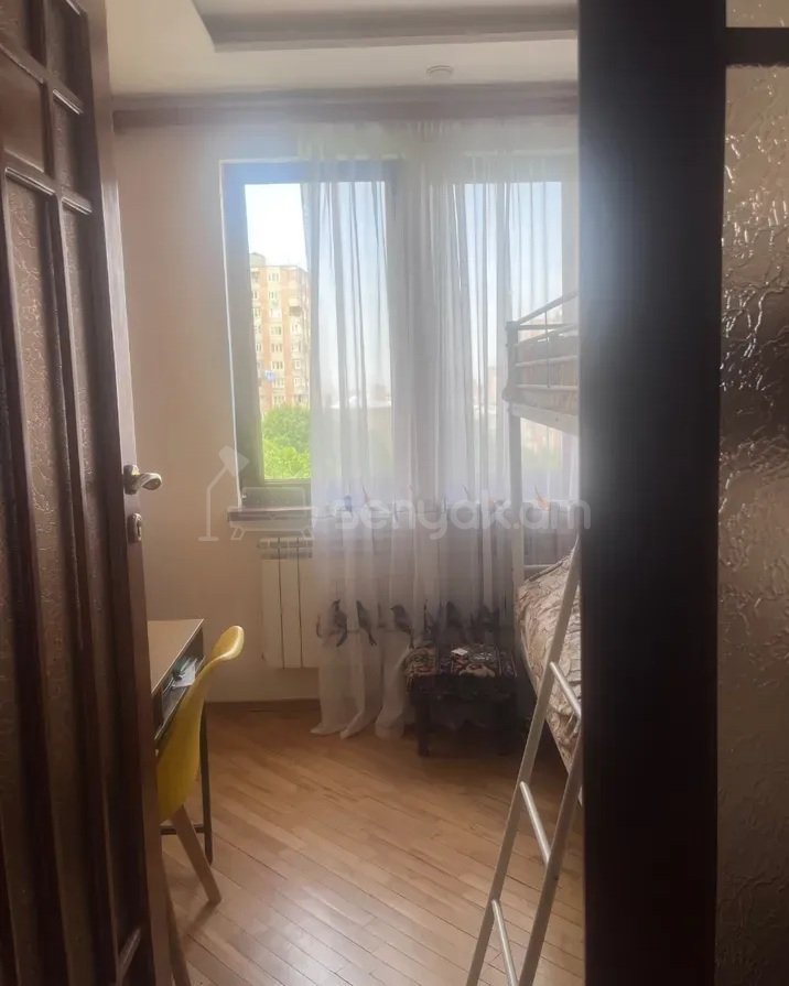 3 Սենյականոց Բնակարան Քարե Շենքում, 63քմ, 5/5 հարկ, Կապիտալ Վերանորոգված