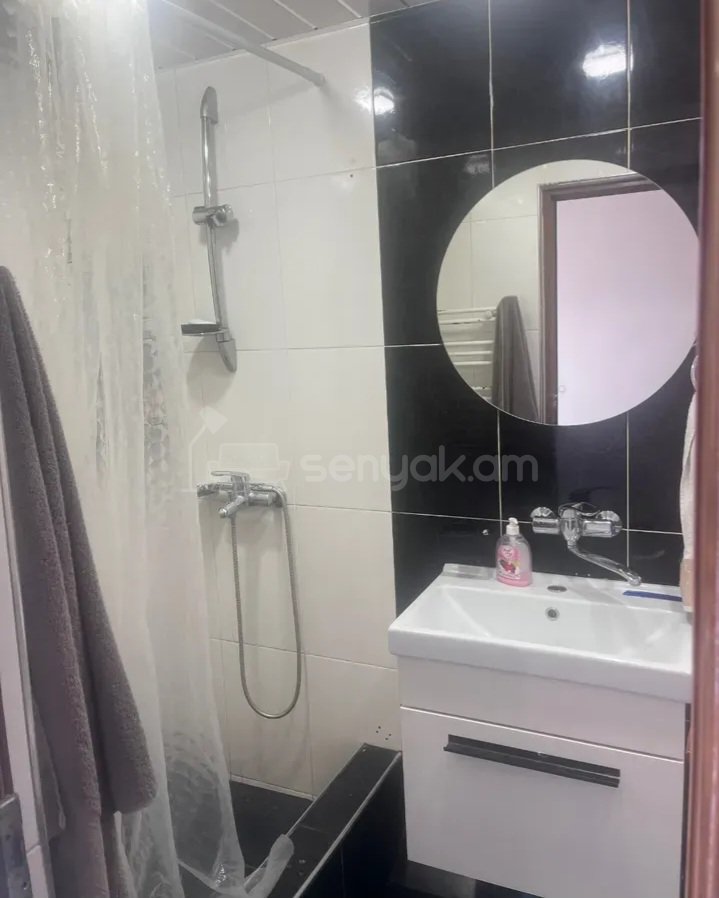 3 Սենյականոց Բնակարան Քարե Շենքում, 63քմ, 5/5 հարկ, Կապիտալ Վերանորոգված