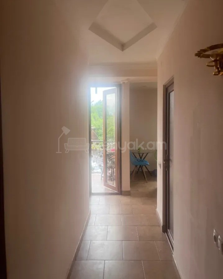 3 Սենյականոց Բնակարան Քարե Շենքում, 63քմ, 5/5 հարկ, Կապիտալ Վերանորոգված