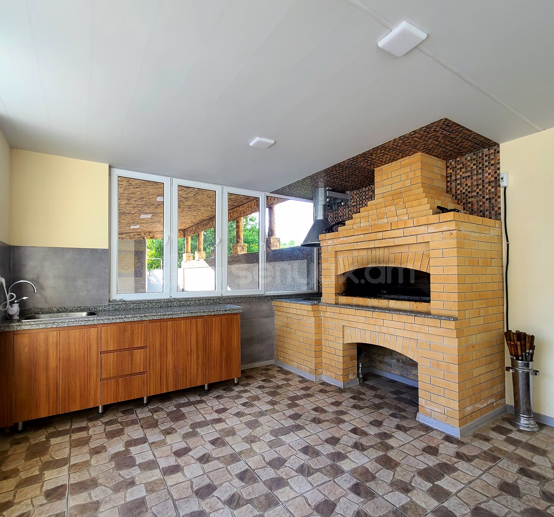 4 Սենյականոց Ամառանոց, 180քմ, Լողավազանով