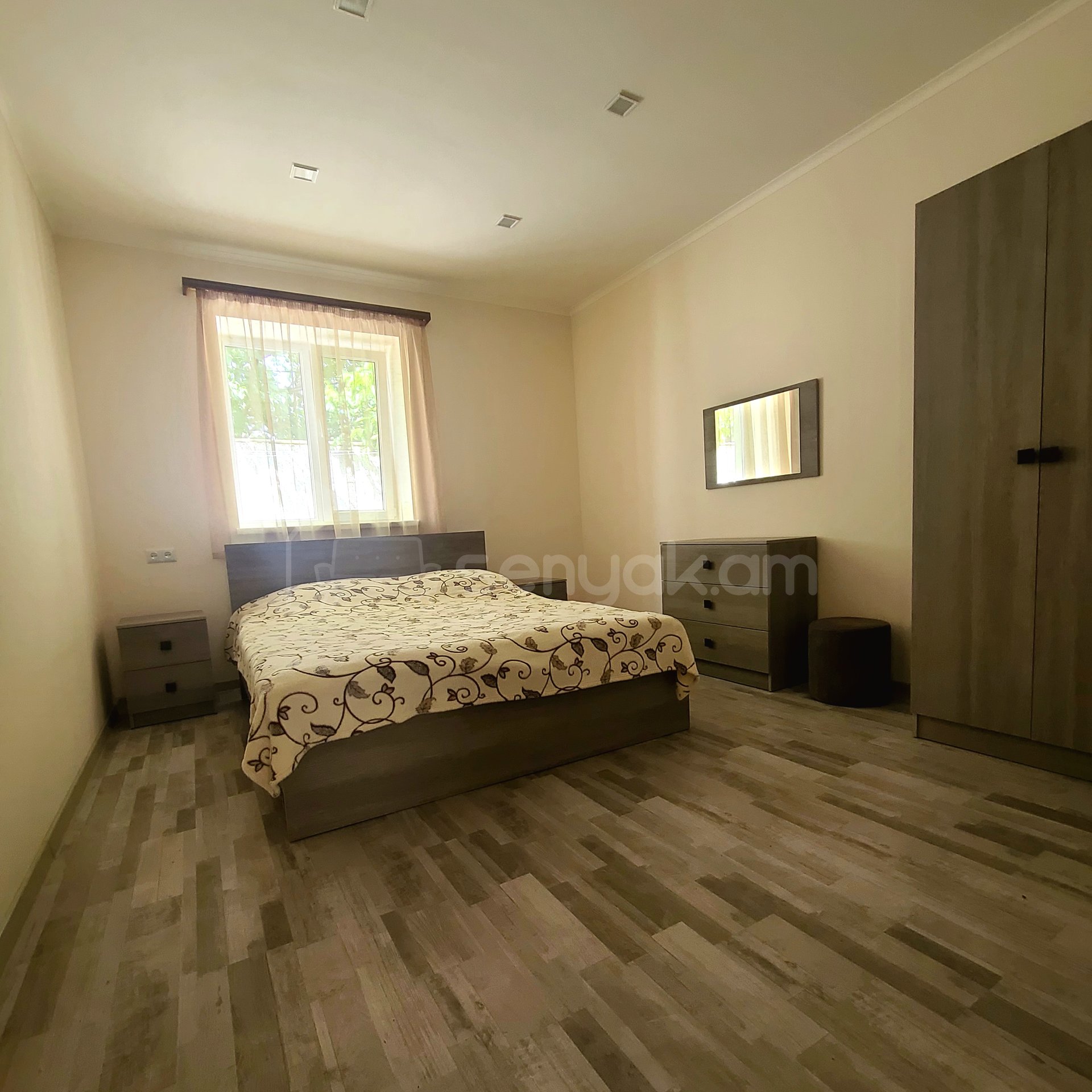 4 Սենյականոց Ամառանոց, 180քմ, Լողավազանով