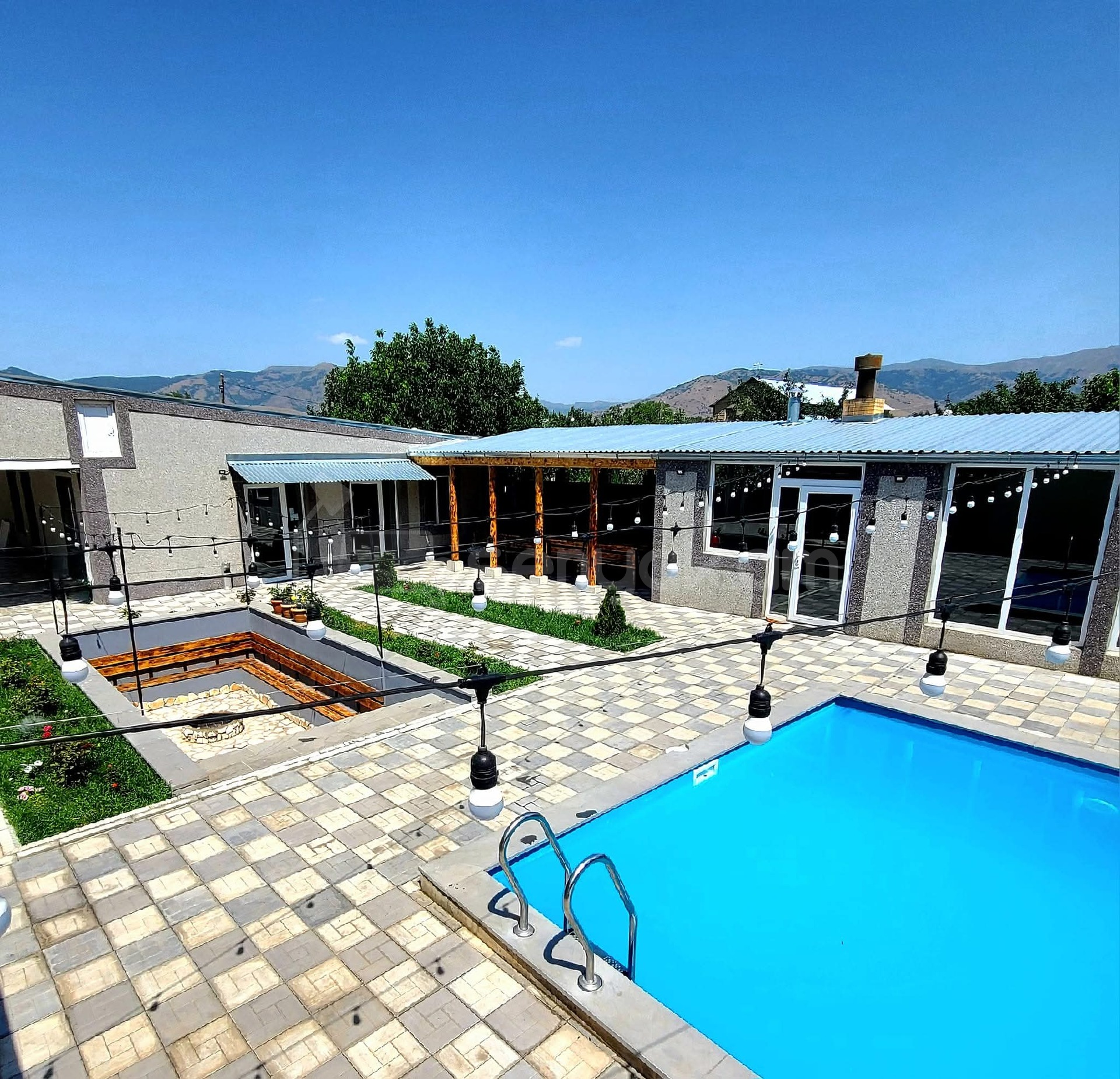 4 Սենյականոց Ամառանոց, 180քմ, Լողավազանով