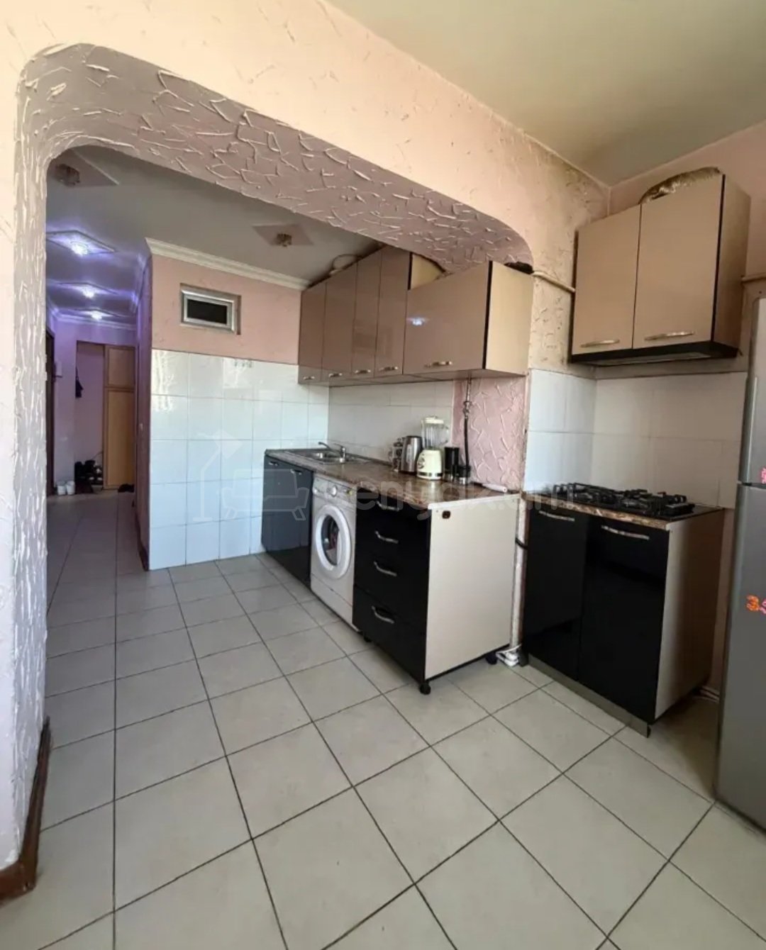 3 Սենյականոց Բնակարան Քարե Շենքում, 70քմ, 3/5 հարկ, Նորմալ Վիճակում, Կահավորված, Արևկող