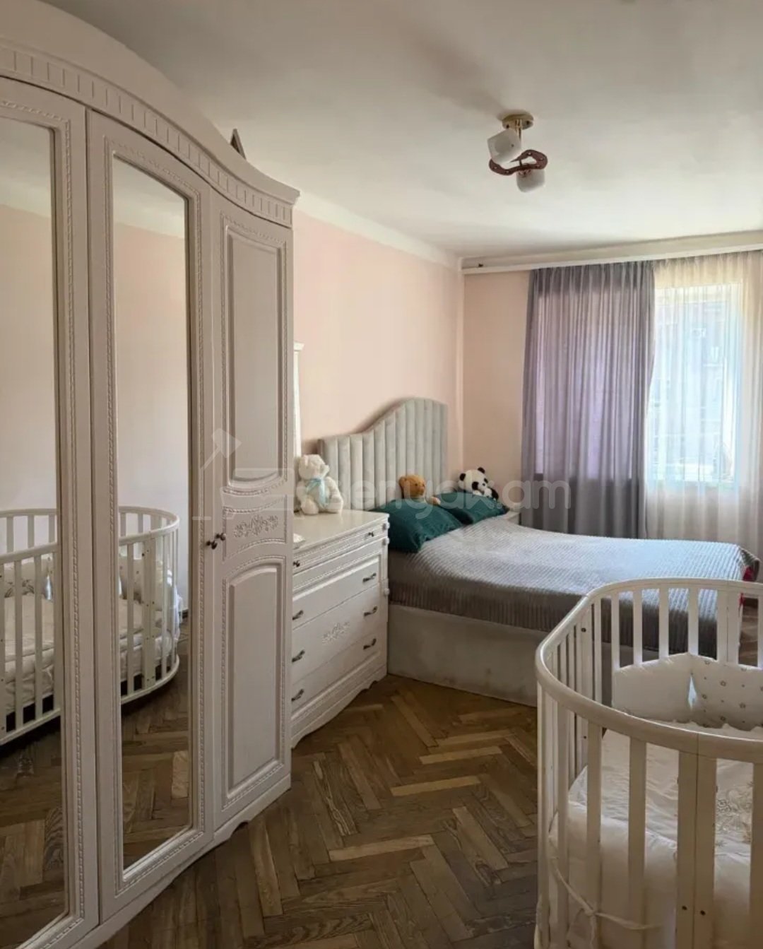 3 Սենյականոց Բնակարան Քարե Շենքում, 70քմ, 3/5 հարկ, Նորմալ Վիճակում, Կահավորված, Արևկող