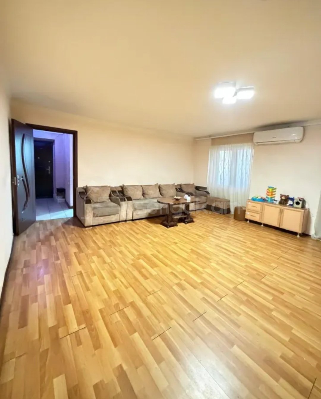 3 Սենյականոց Բնակարան Քարե Շենքում, 70քմ, 3/5 հարկ, Նորմալ Վիճակում, Կահավորված, Արևկող