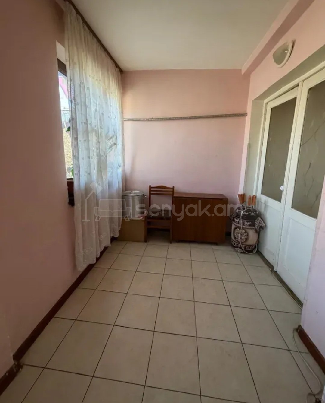 3 Սենյականոց Բնակարան Քարե Շենքում, 70քմ, 3/5 հարկ, Նորմալ Վիճակում, Կահավորված, Արևկող