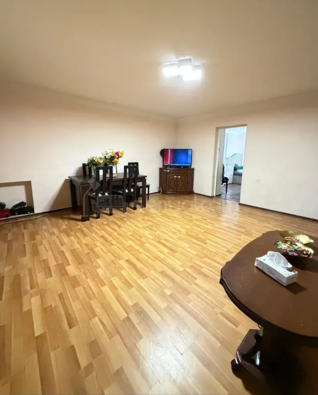 3 Սենյականոց Բնակարան Քարե Շենքում, 70քմ, 3/5 հարկ, Նորմալ Վիճակում, Կահավորված, Արևկող