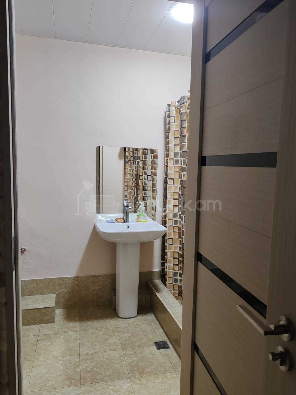 5 Սենյականոց Բնակարան Քարե Շենքում, 109քմ, 1/5 հարկ, Նորմալ Վիճակում