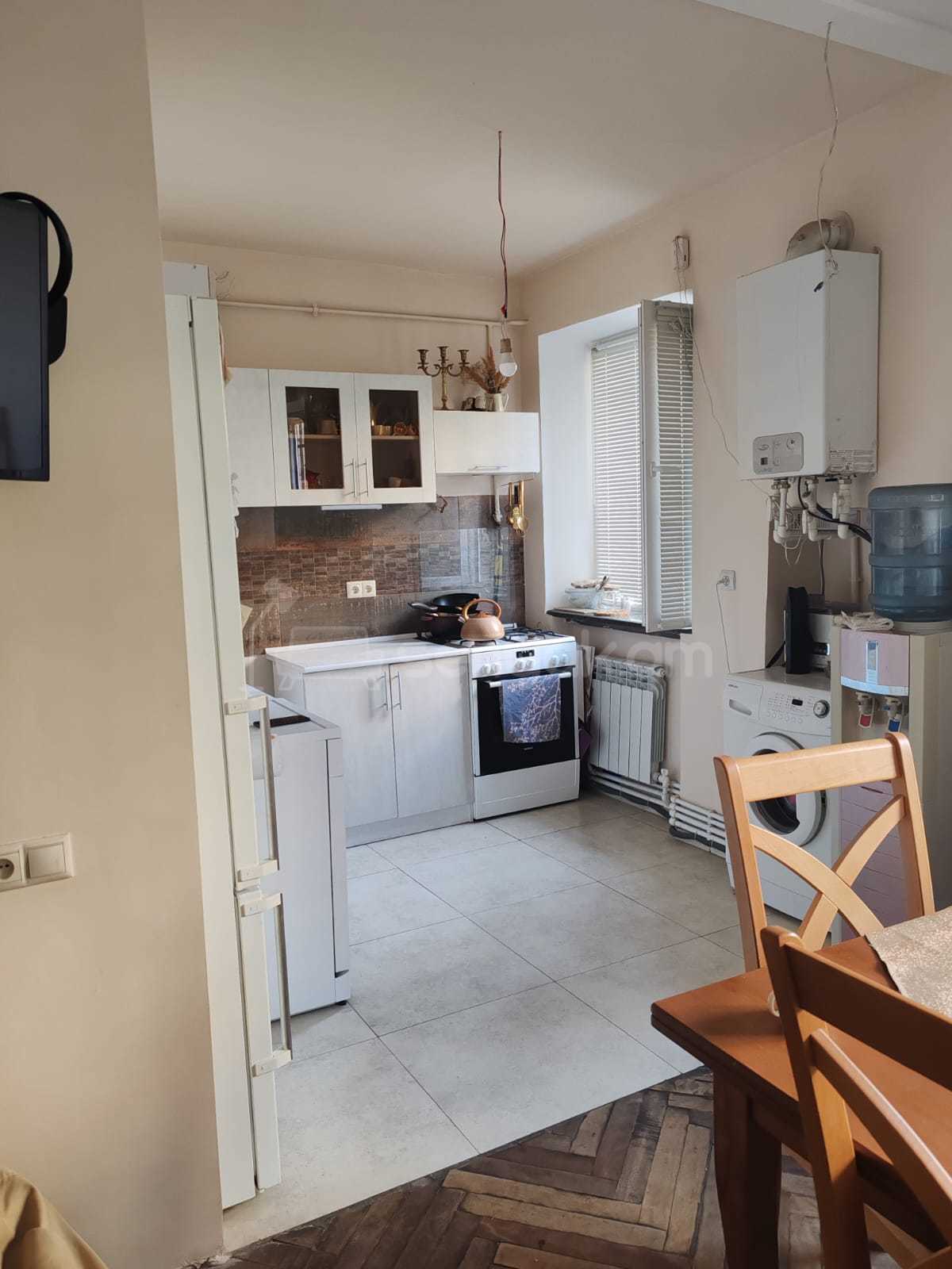 5 Սենյականոց Բնակարան Քարե Շենքում, 109քմ, 1/5 հարկ, Նորմալ Վիճակում