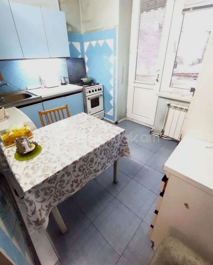 3 Սենյականոց Բնակարան Քարե Շենքում, 74քմ, 5/5 հարկ, Կոսմետիկ Վերանորոգված