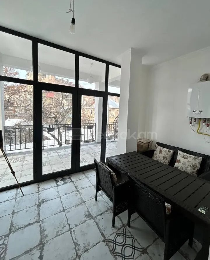 3 Սենյականոց Բնակարան Քարե Շենքում, 98քմ, 3/5 հարկ, Նորմալ Վիճակում