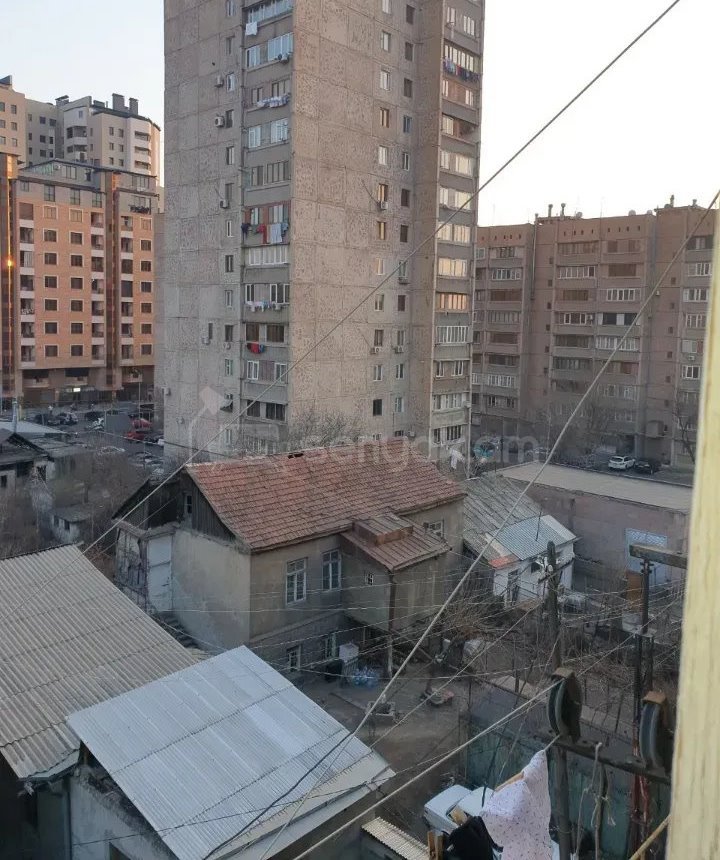 3 Սենյականոց Բնակարան Քարե Շենքում, 88քմ, 5/5 հարկ, Նորմալ Վիճակում