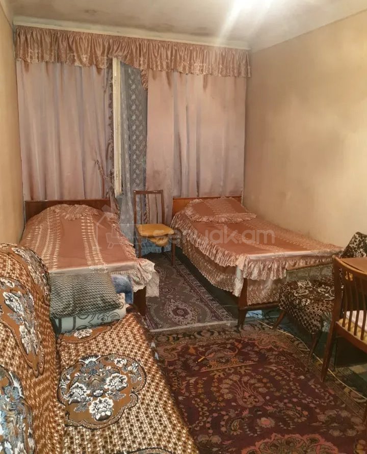 3 Սենյականոց Բնակարան Քարե Շենքում, 88քմ, 5/5 հարկ, Նորմալ Վիճակում