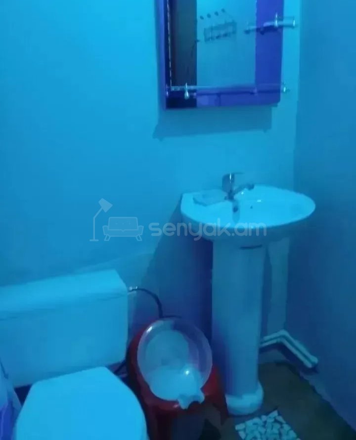 2 Սենյականոց Բնակարան Քարե Շենքում, 40քմ, 5/5 հարկ, Կոսմետիկ Վերանորոգված