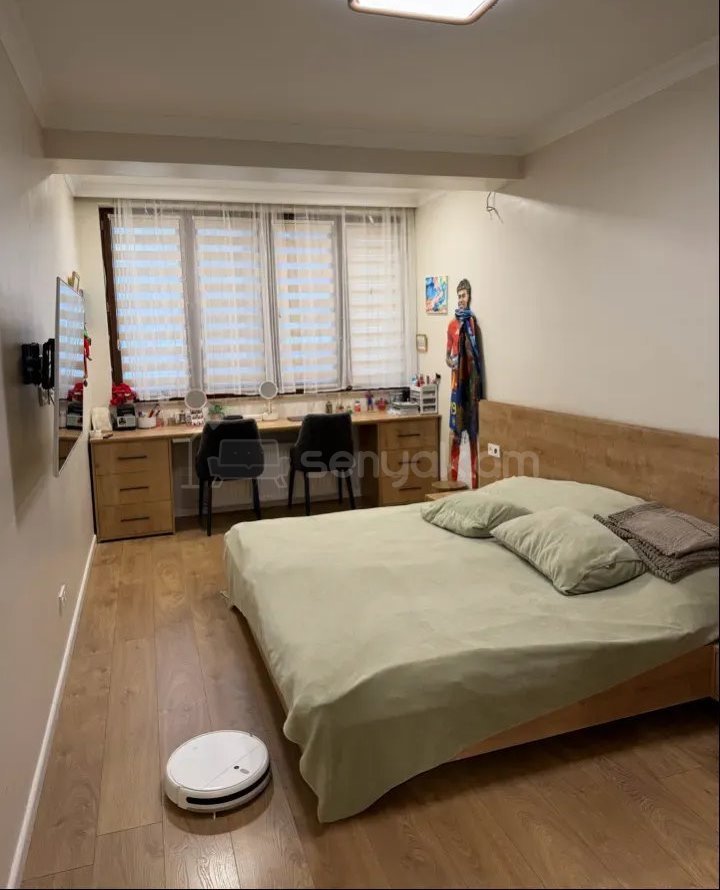 5 Սենյականոց Բնակարան Քարե Շենքում, 114քմ, 4/5 հարկ, Կապիտալ Վերանորոգված