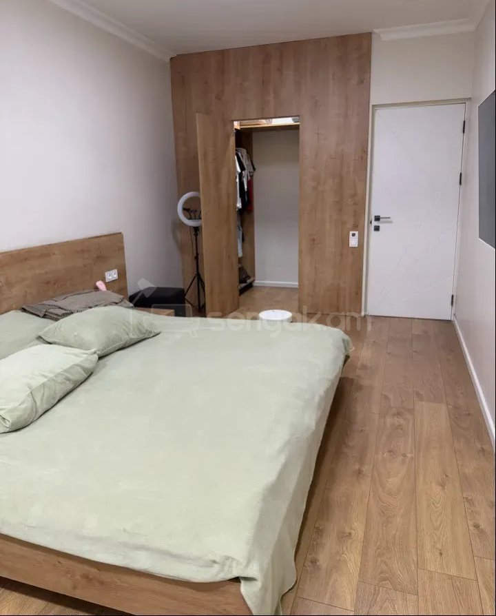 5 Սենյականոց Բնակարան Քարե Շենքում, 114քմ, 4/5 հարկ, Կապիտալ Վերանորոգված