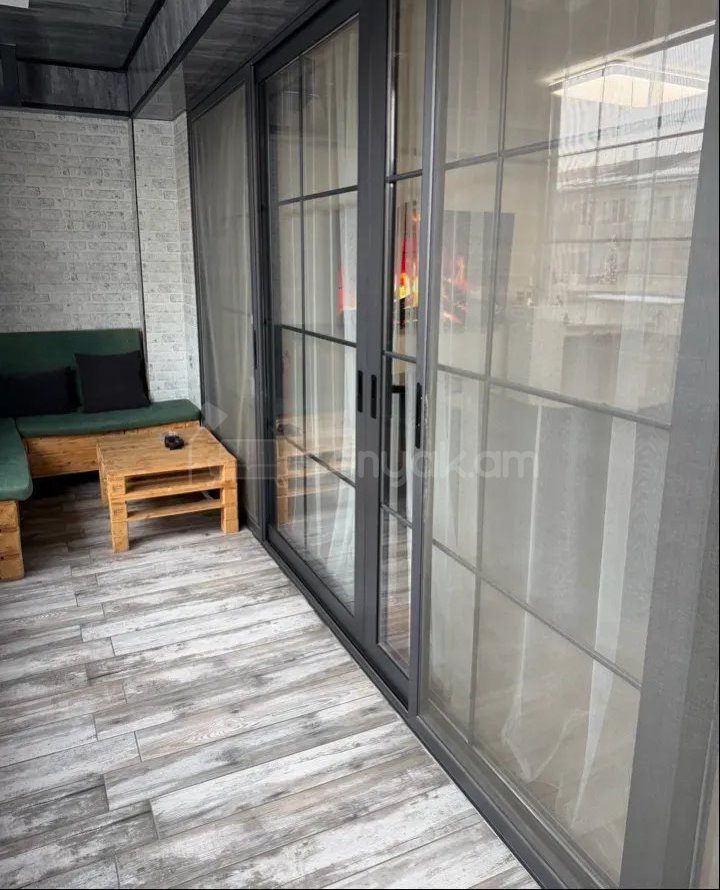 5 Սենյականոց Բնակարան Քարե Շենքում, 114քմ, 4/5 հարկ, Կապիտալ Վերանորոգված