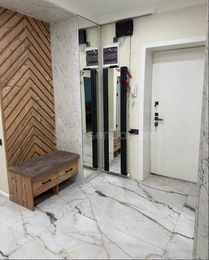 5 Սենյականոց Բնակարան Քարե Շենքում, 114քմ, 4/5 հարկ, Կապիտալ Վերանորոգված