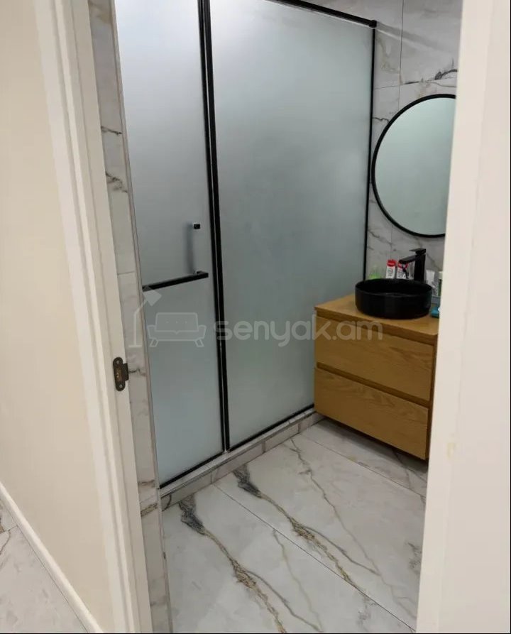 5 Սենյականոց Բնակարան Քարե Շենքում, 114քմ, 4/5 հարկ, Կապիտալ Վերանորոգված