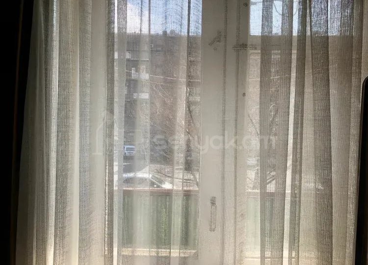 3 Սենյականոց Բնակարան Քարե Շենքում, 60քմ, 2/5 հարկ, Նորմալ Վիճակում