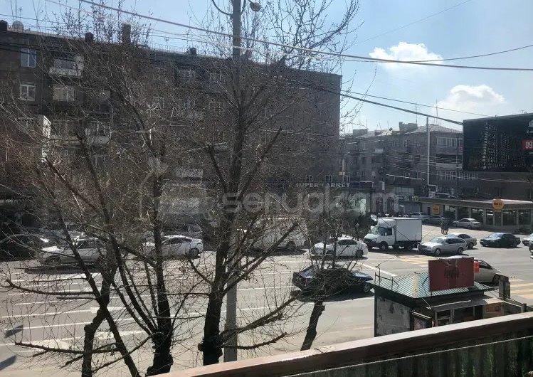 3 Սենյականոց Բնակարան Քարե Շենքում, 60քմ, 2/5 հարկ, Նորմալ Վիճակում