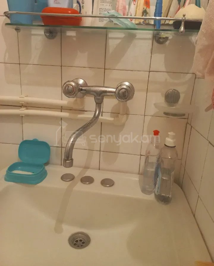 3 Սենյականոց Բնակարան Քարե Շենքում, 60քմ, 2/5 հարկ, Նորմալ Վիճակում